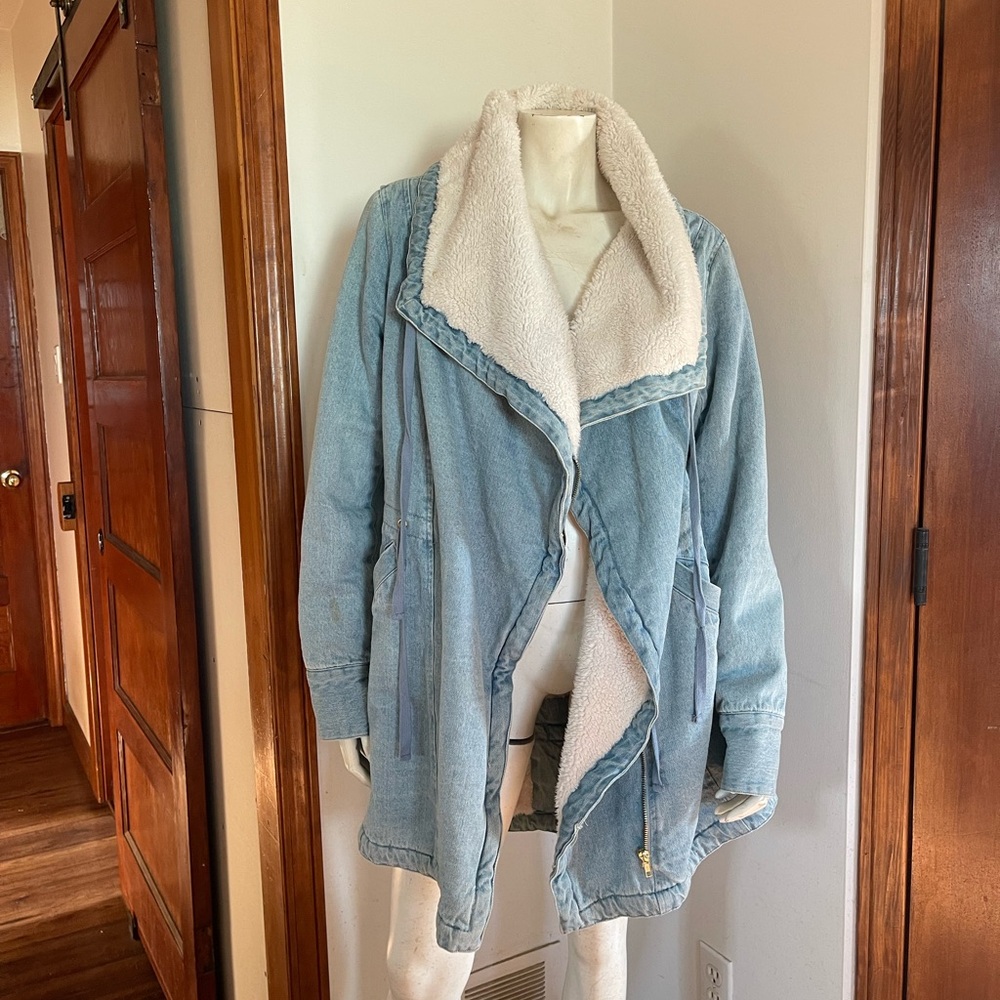VENUS Light Blue Denim Sherpa-Lined Jacket